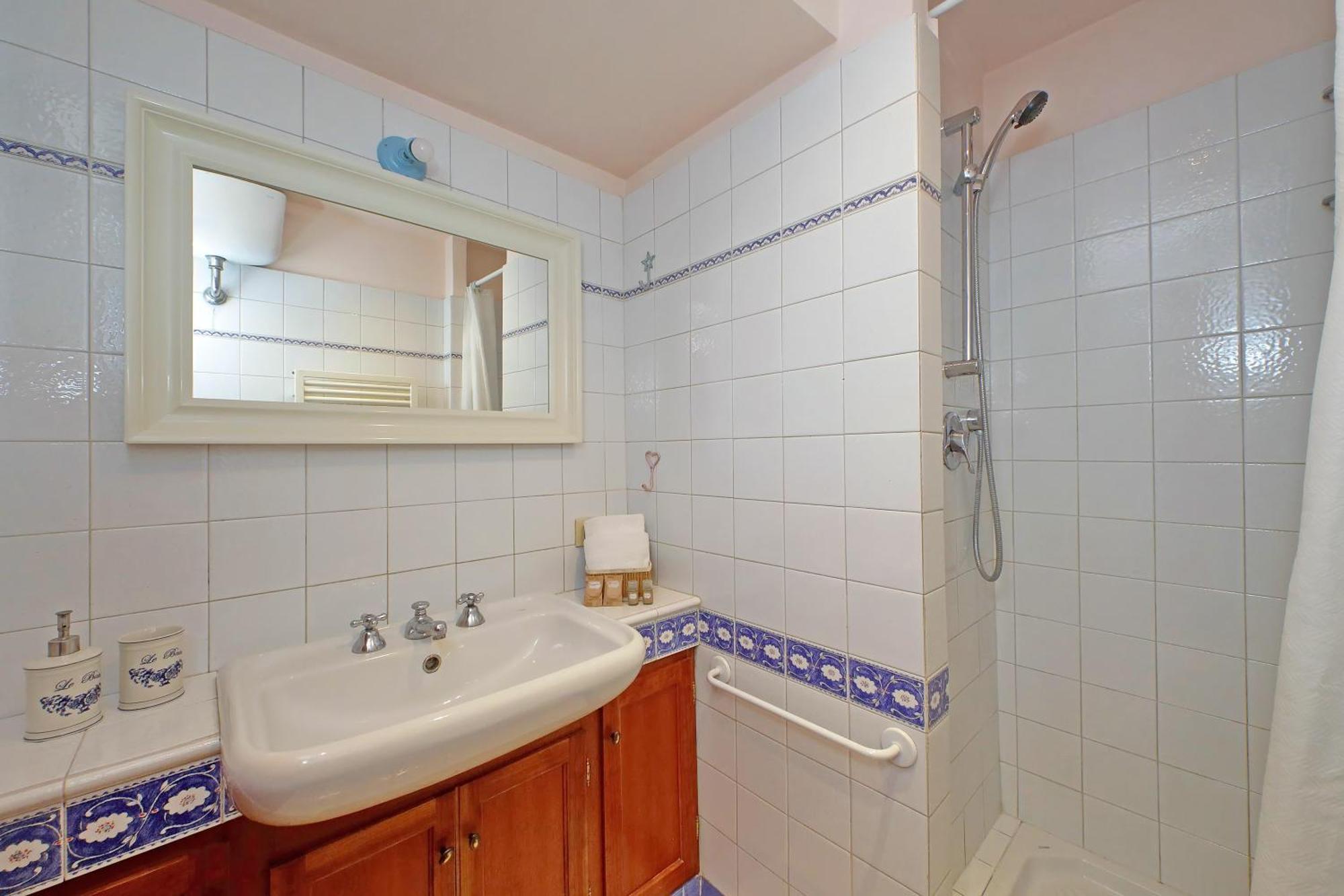 Leutari Apartment *